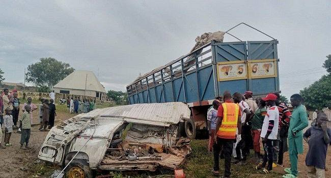 Un effroyable accident de bus tue au moins 25 enfants