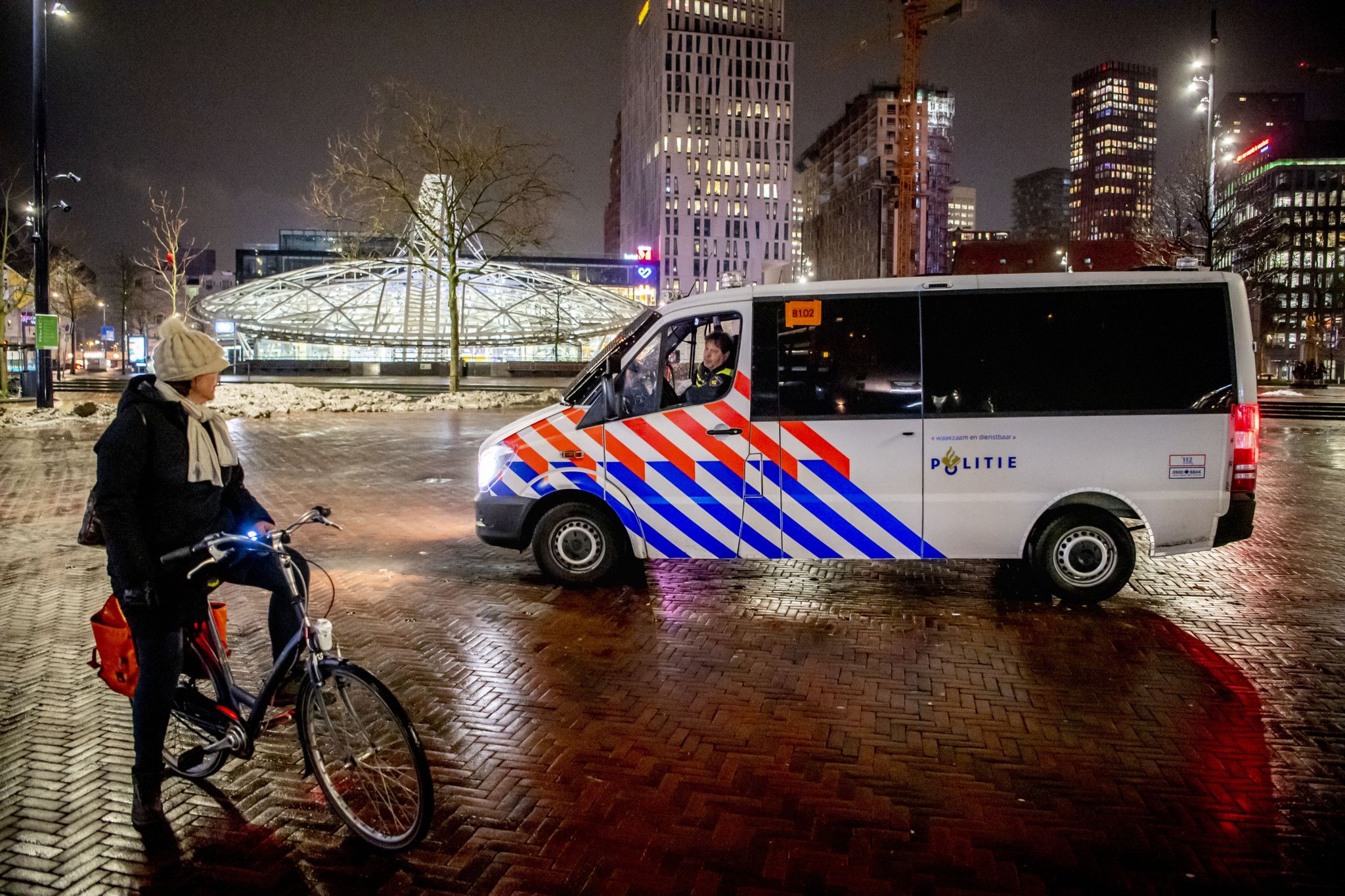 Un homme armé d'un couteau tue une personne à Rotterdam