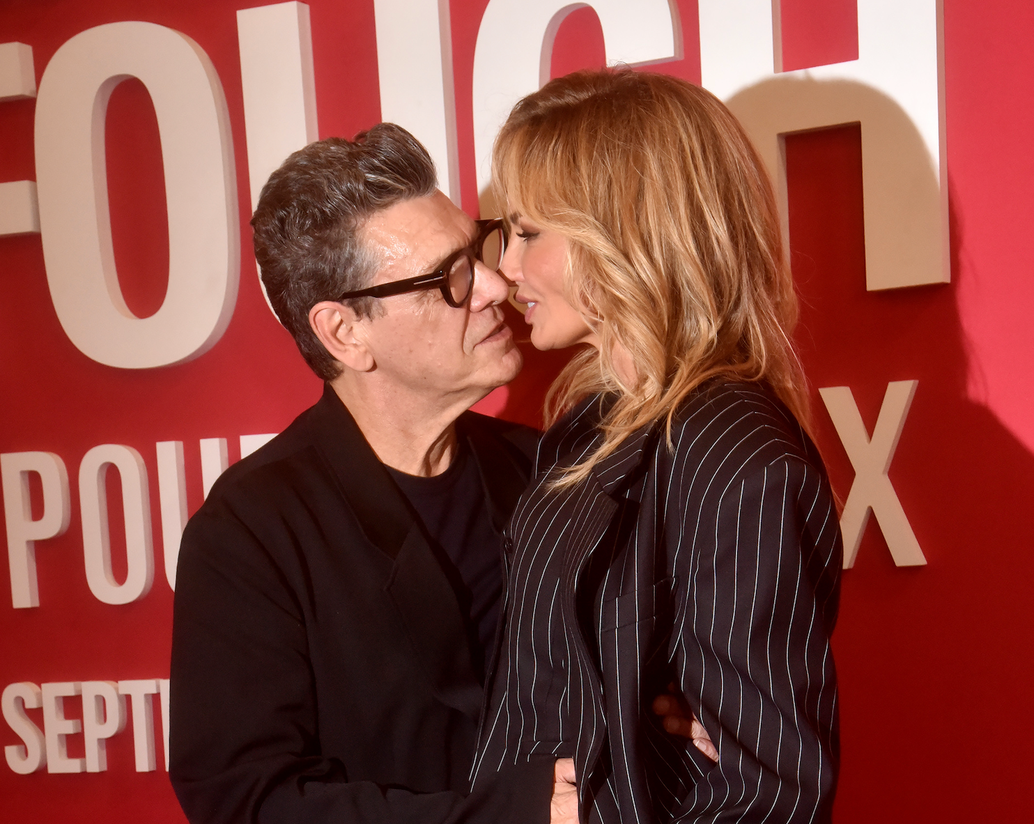 Adriana Karembeu et Marc Lavoine s'embrassent sur le tapis rouge