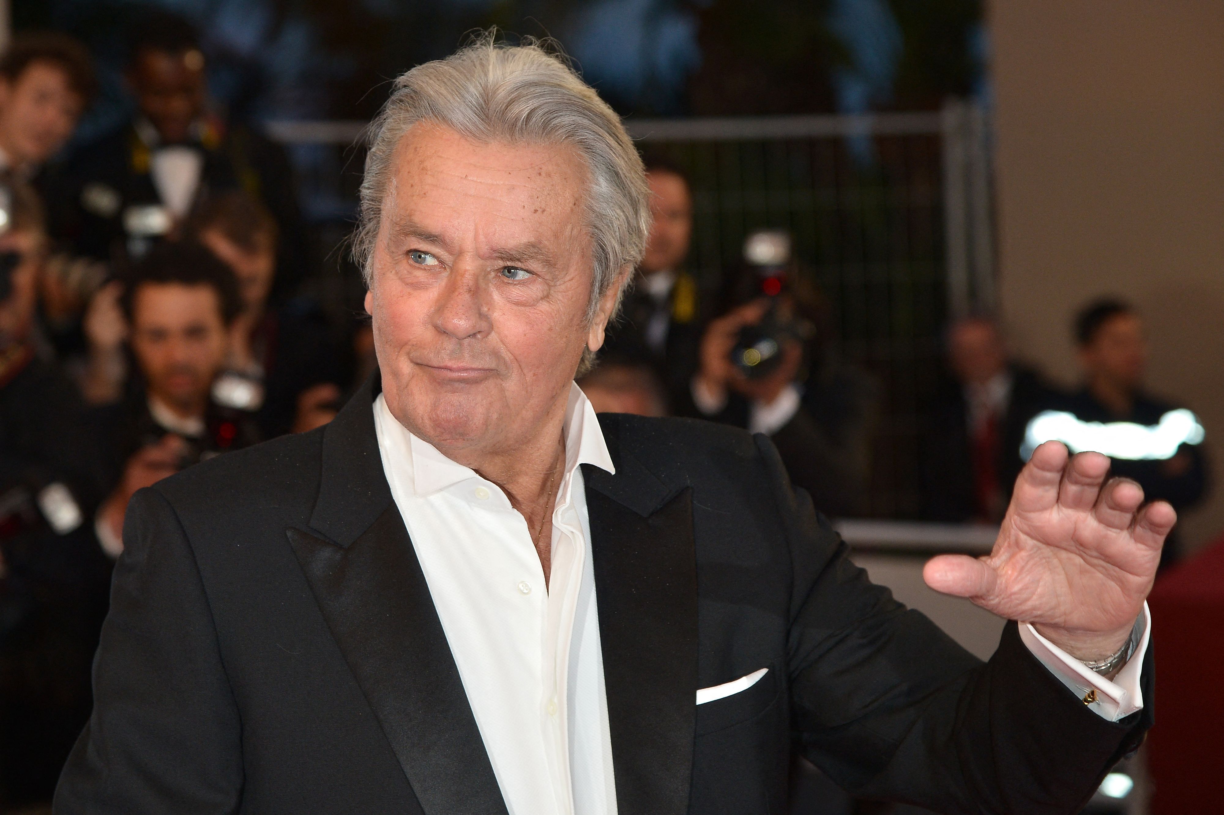 Alain Delon a été inhumé avec son chat à trois pattes