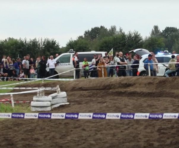 Une moto fonce dans la foule lors d'un motocross: un mort