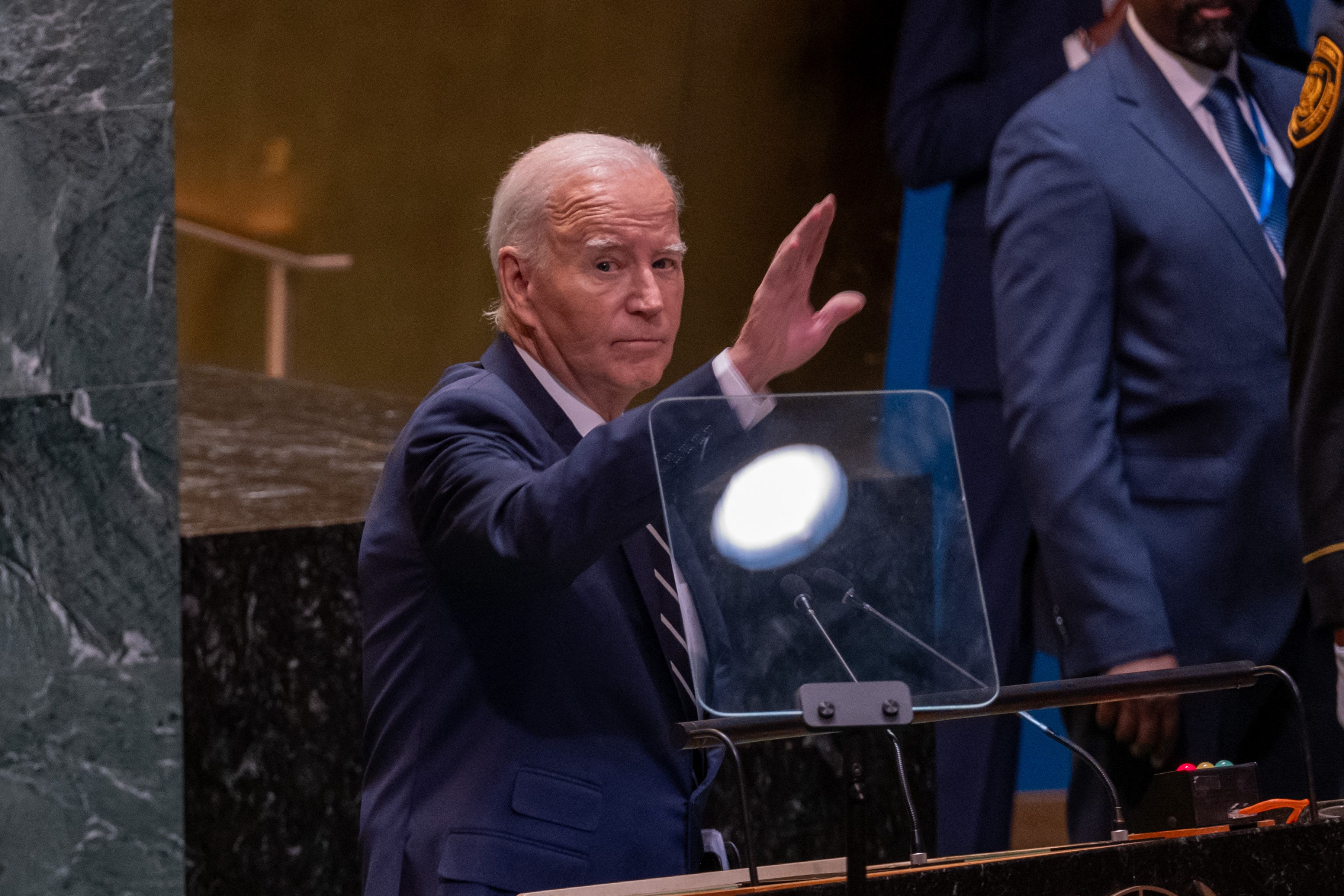 «L'intérêt du peuple est plus important que rester au pouvoir», dit Biden