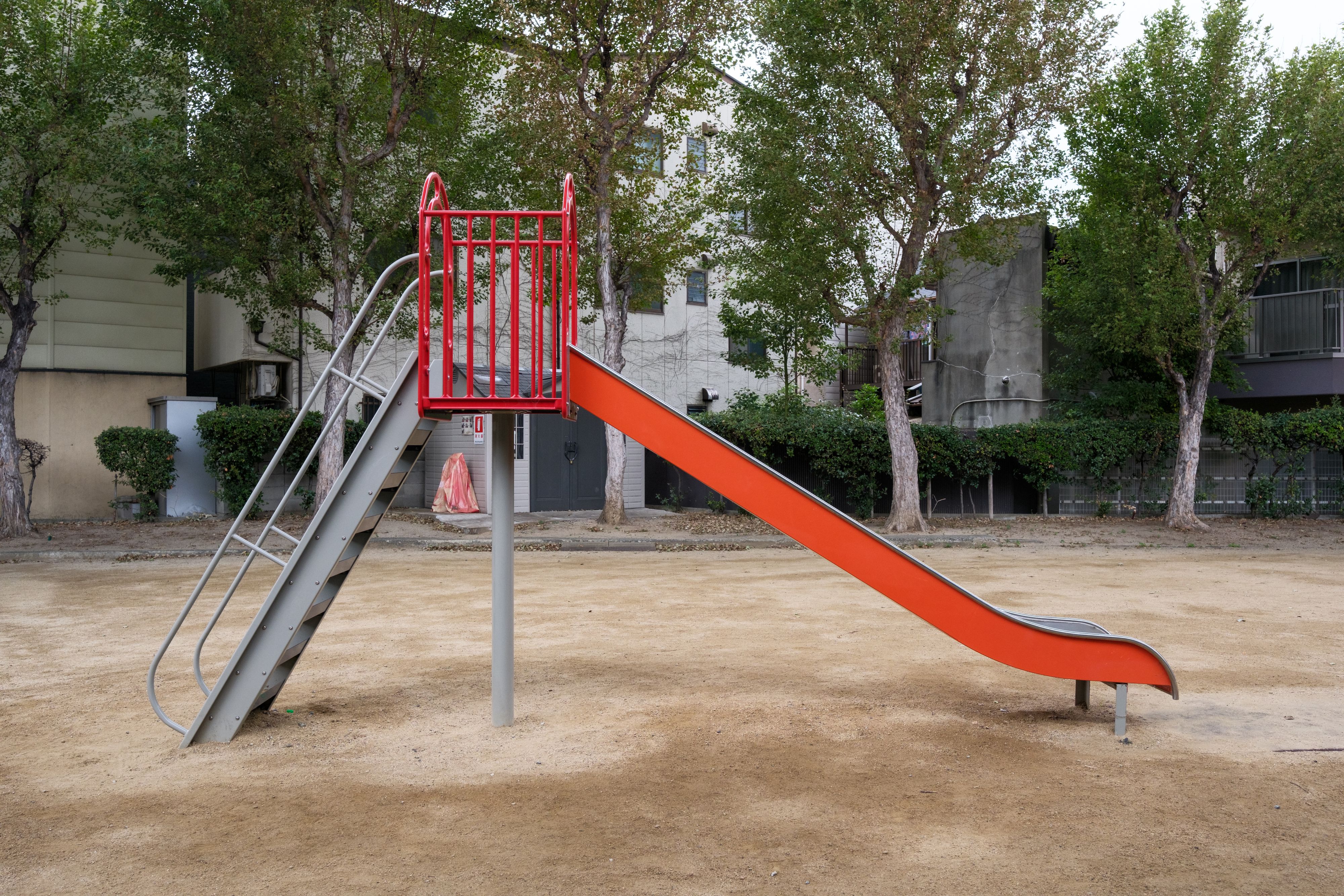 Un enfant de 2 ans brûlé par de la soude caustique sur un toboggan