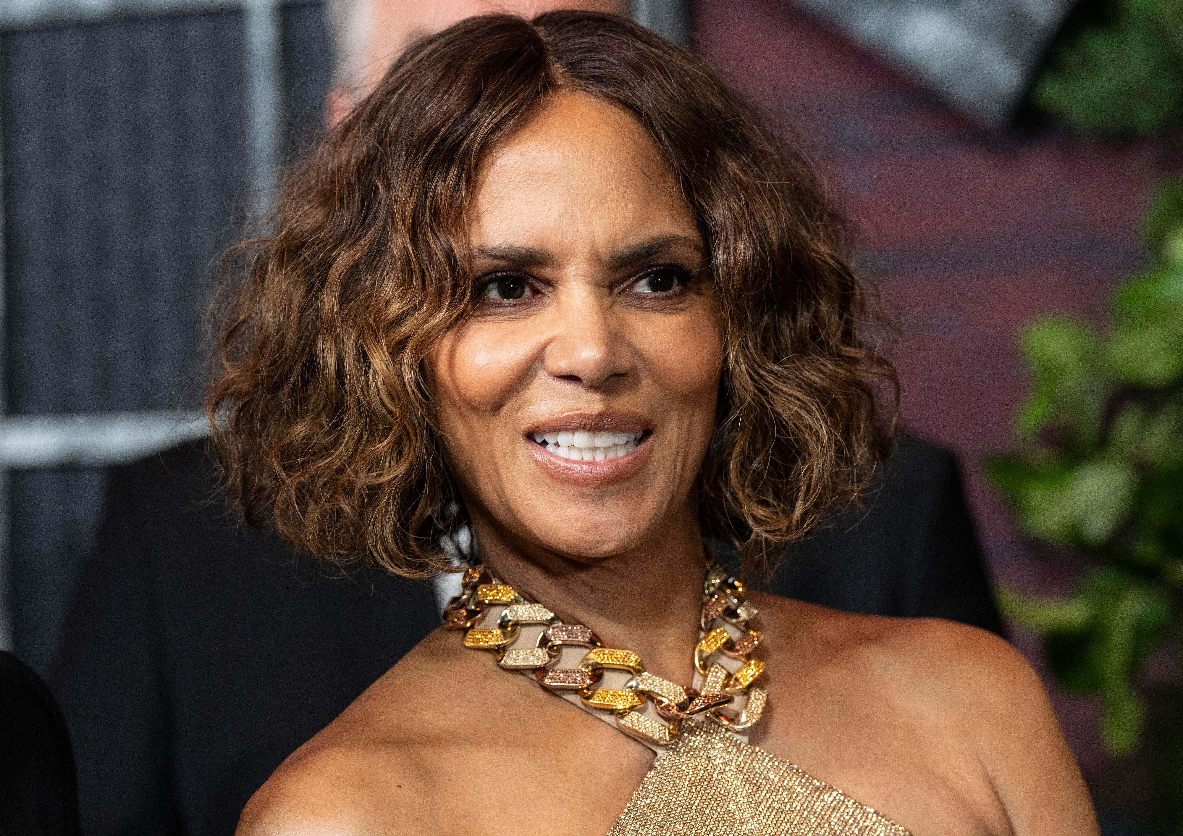 Comment Halle Berry a repoussé Prince quand il l'a invitée à sortir