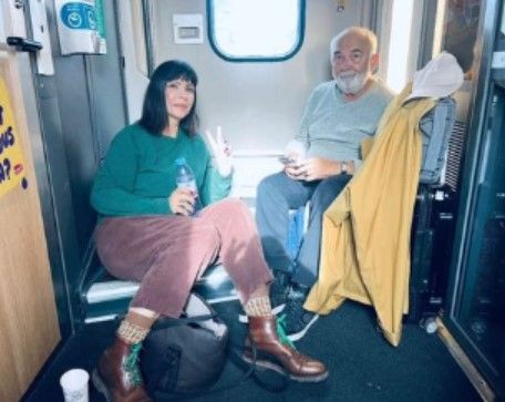 Pas contents: pas de places assises dans le TGV pour Mathilda May et Gérard Jugnot