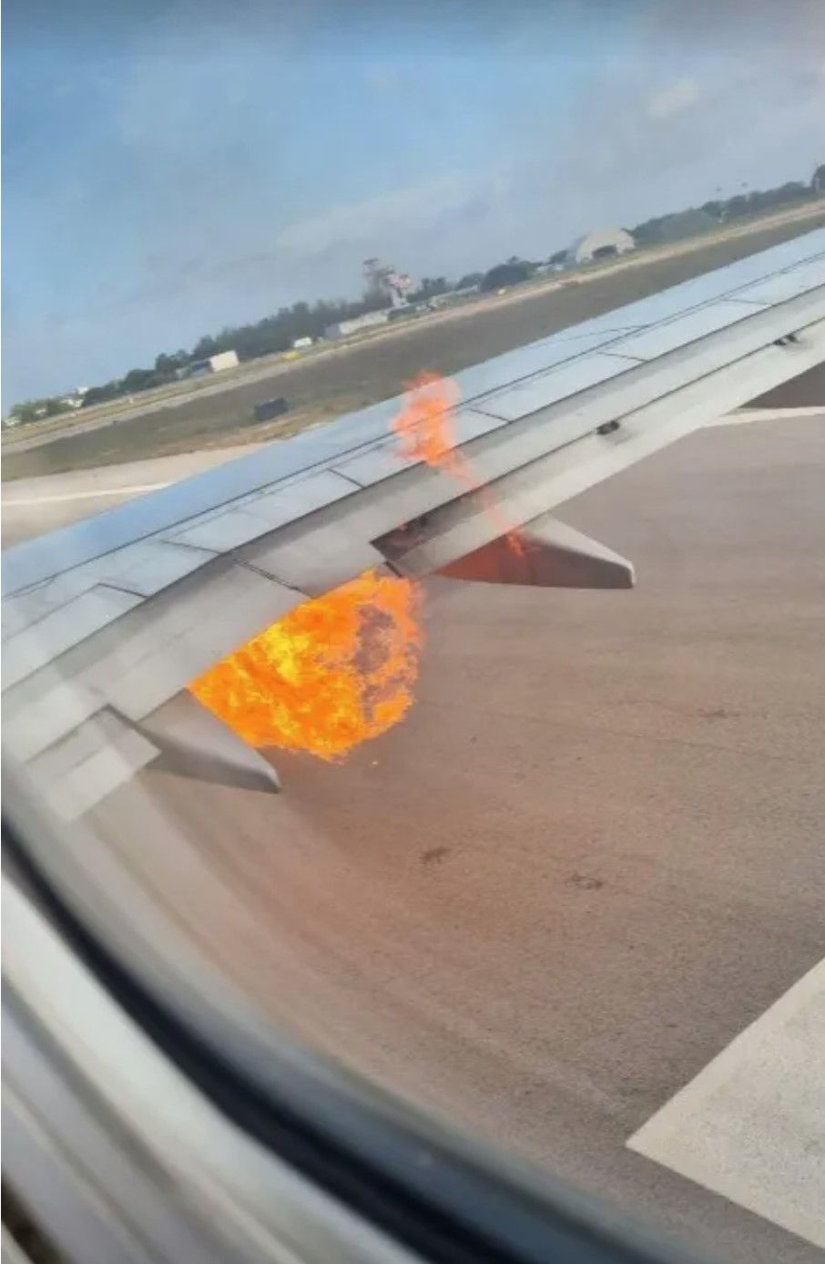 Un avion Ryanair prend feu au décollage, les passagers fuient par le toboggan