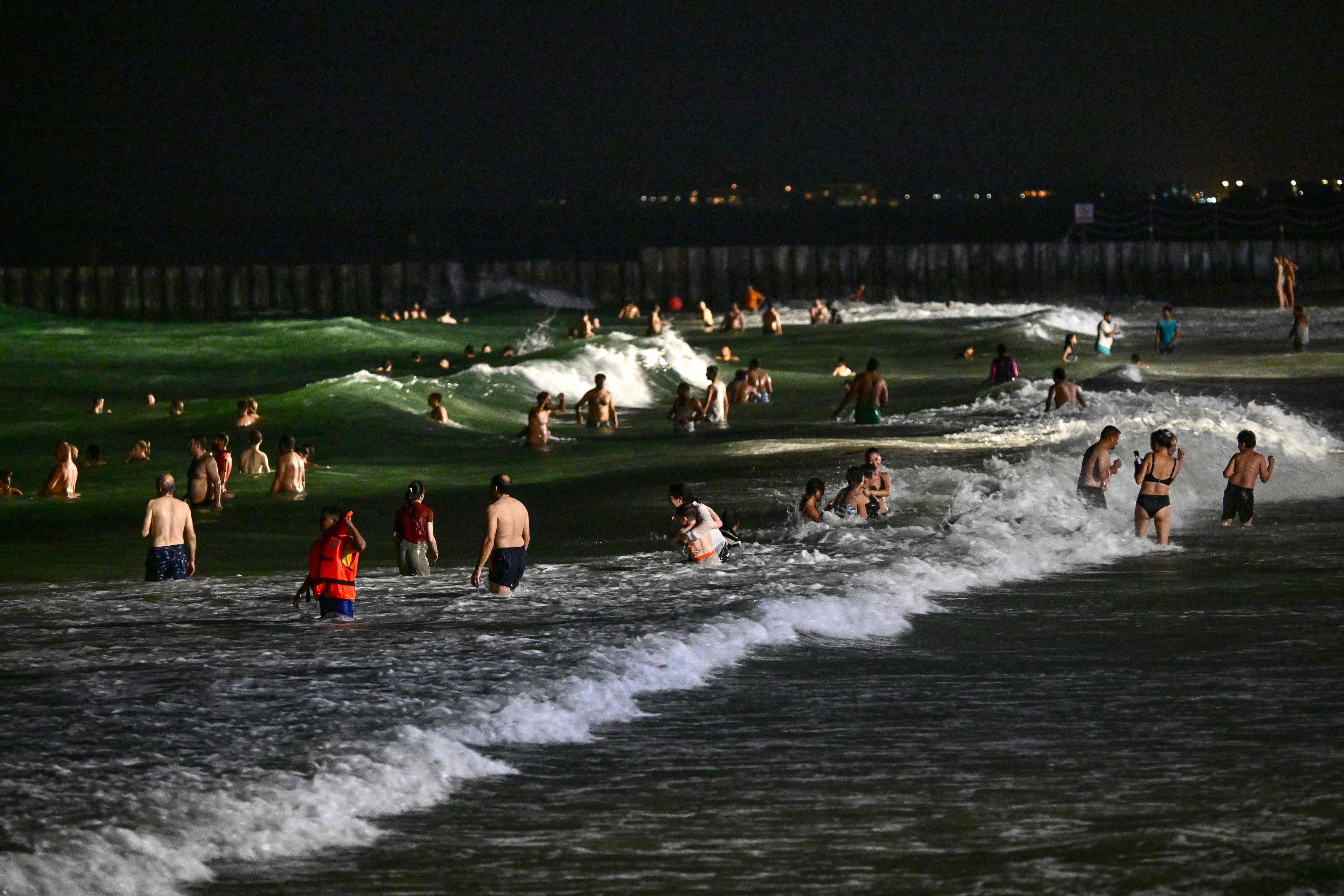 Face à l'envolée des températures, on va à la plage la nuit