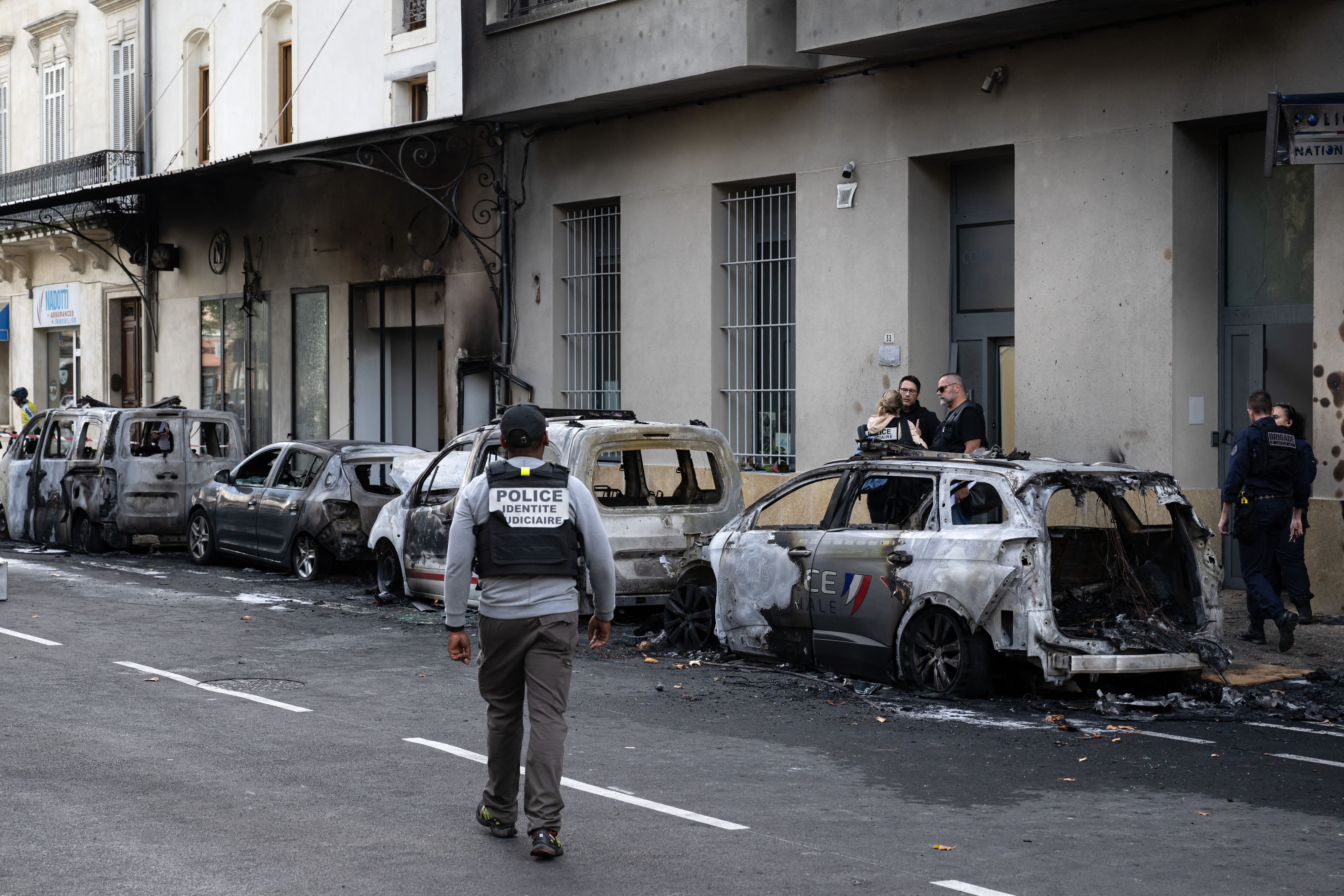 Quatre voitures de police incendiées en représailles