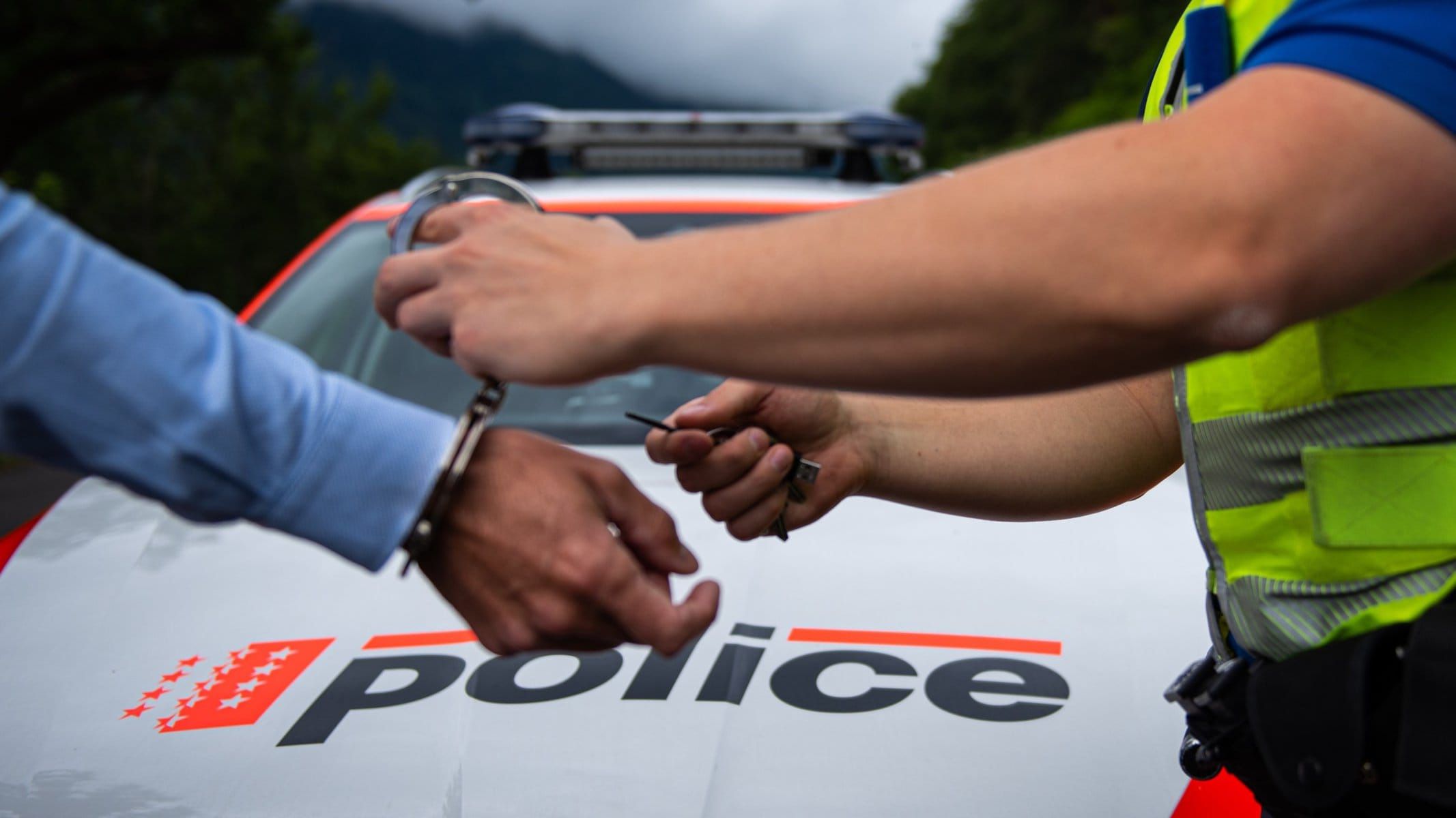 Arrestation de deux faux policiers en Valais