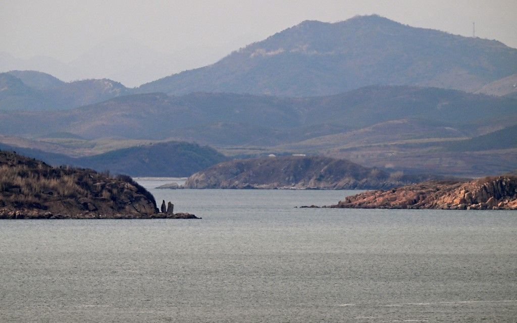 Un Nord-Coréen fuit par la mer à bord d'un bateau en bois