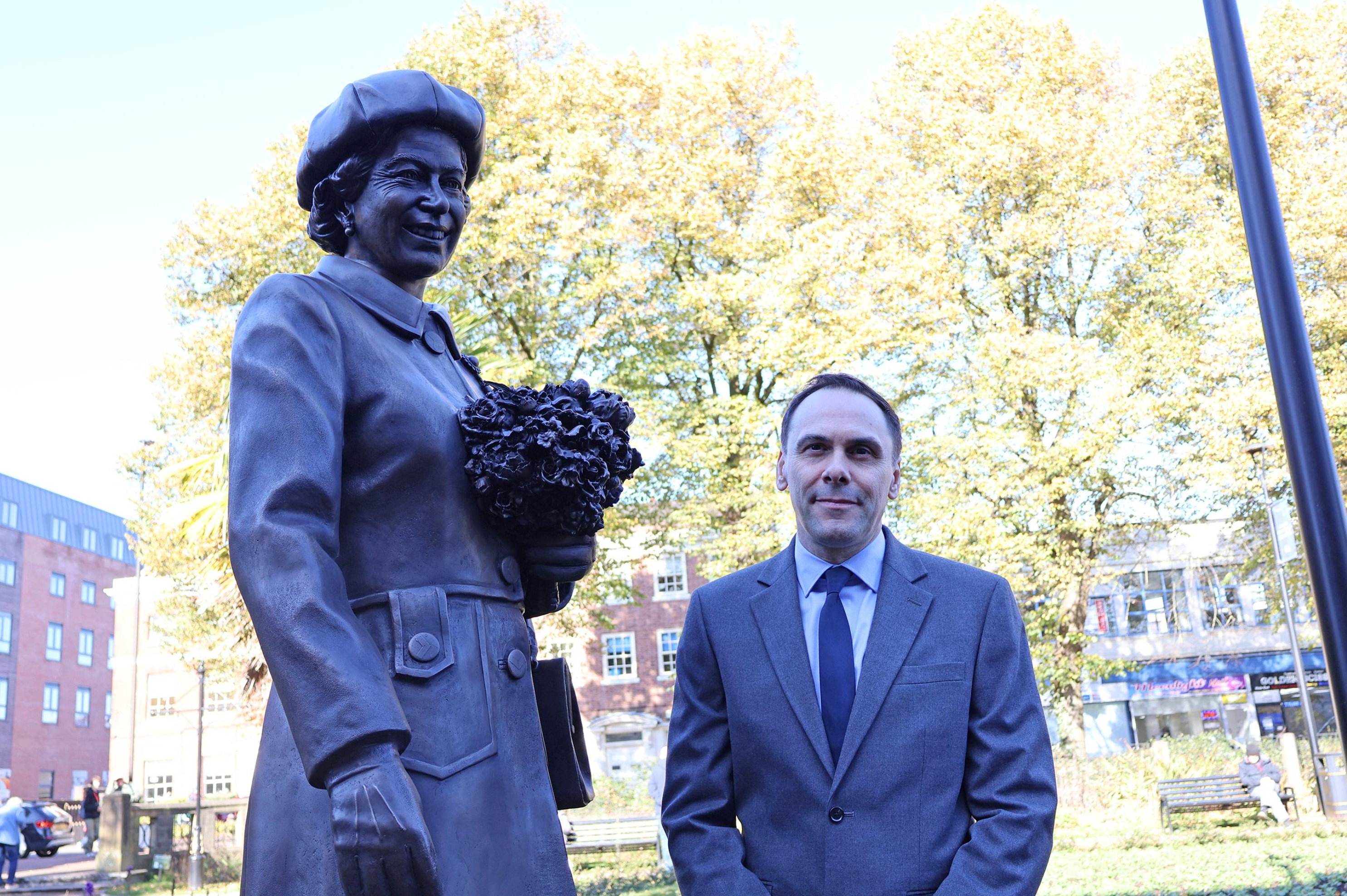 Inauguration d'une nouvelle statue d'Elizabeth II, cette fois réussie