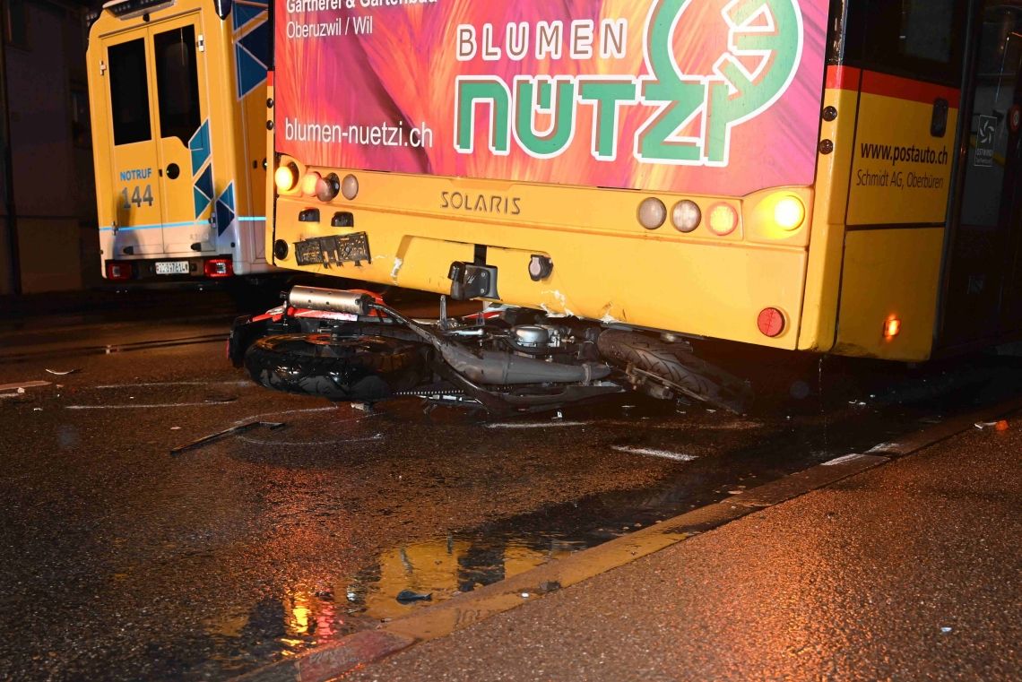 Un jeune motard glisse sous un bus et se blesse grièvement