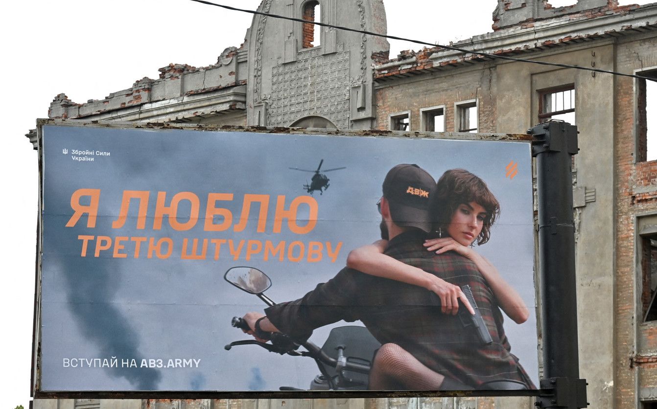 Affiches glamour: l'Ukraine tente de rendre son armée «sexy»