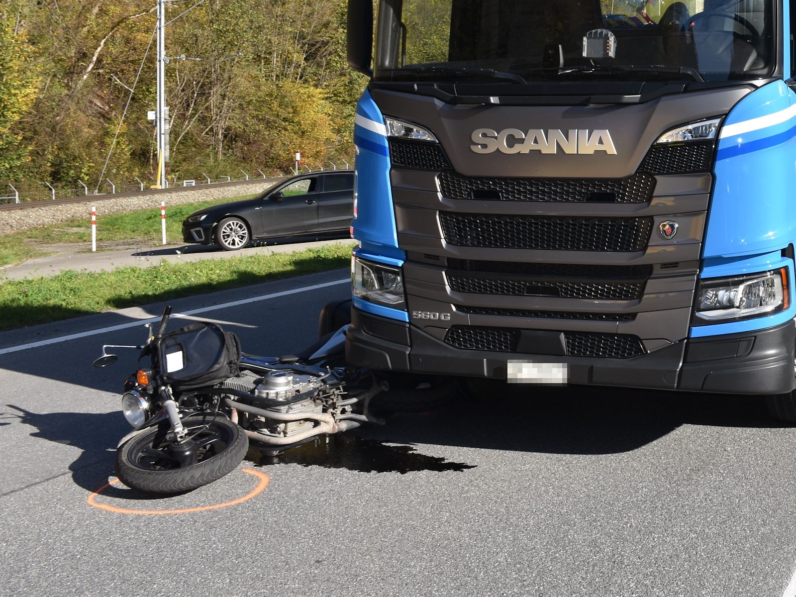 Un motard de 78 ans percute un camion et finit à l'hôpital