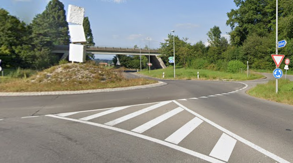 La police découvre une voiture accidentée dans les buissons