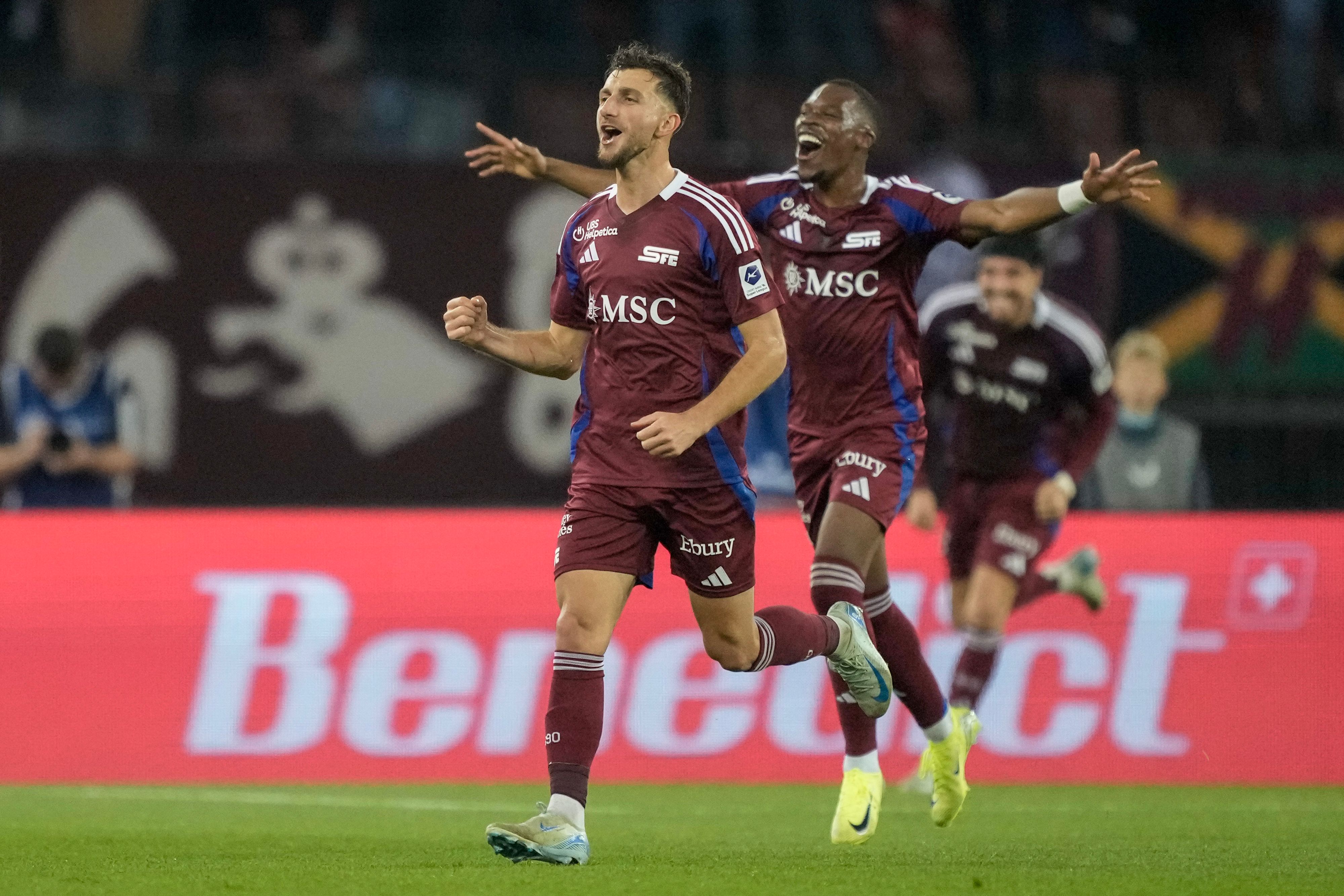 Kutesa et Stevanovic envoient Servette en tête de la Super League