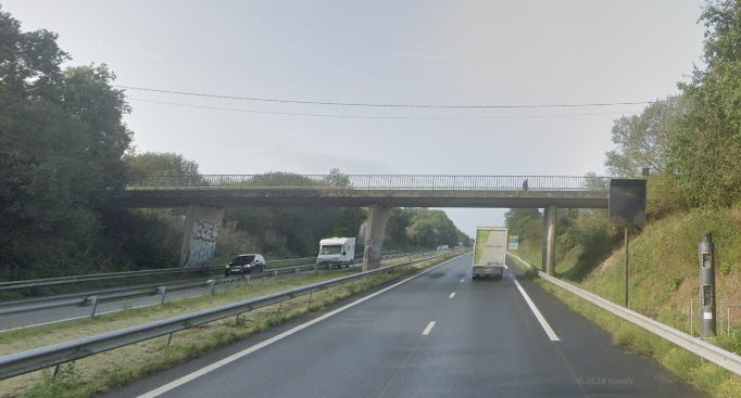 Un bloc de béton jeté d'un pont tue un jeune homme