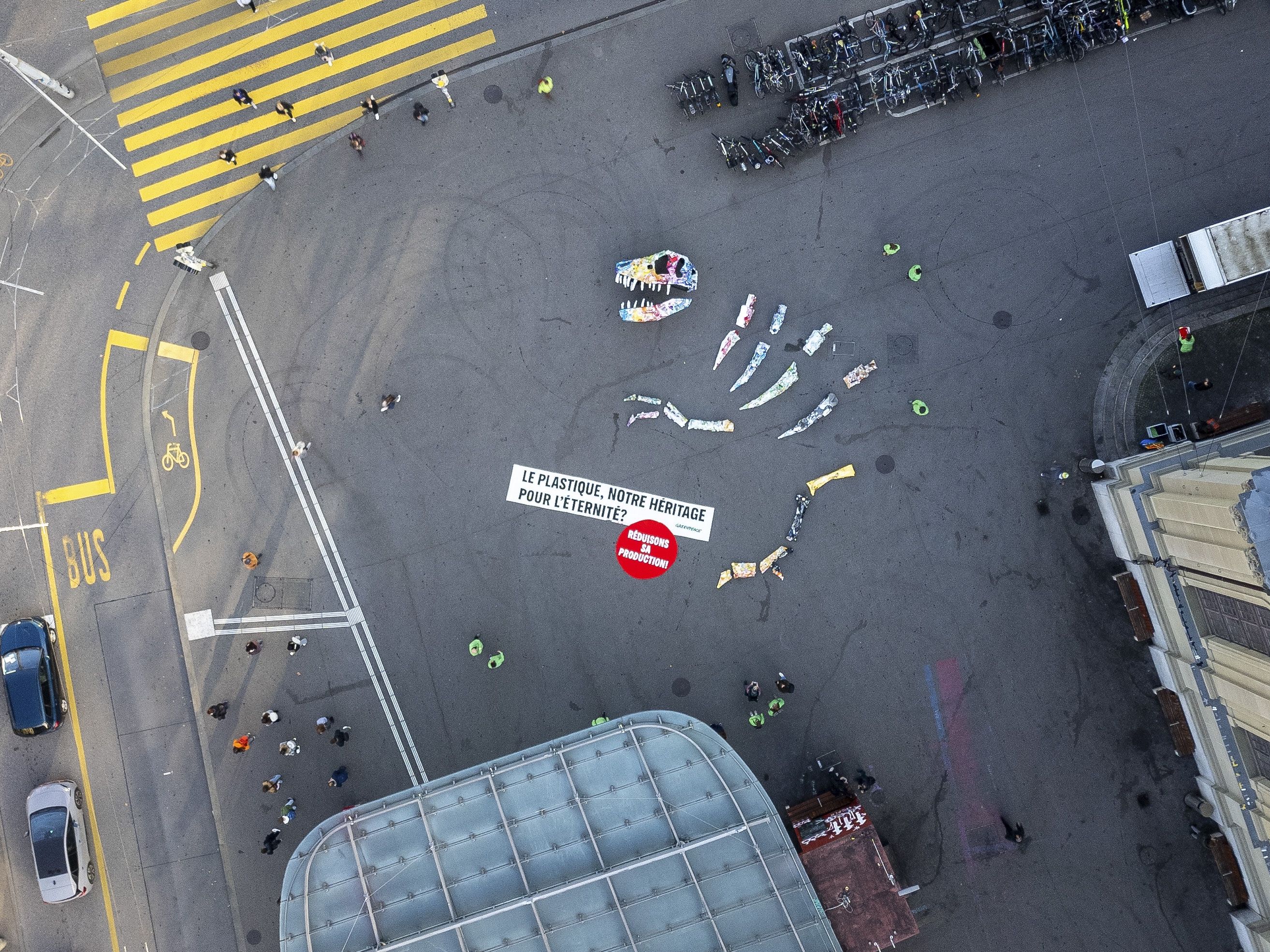 Greenpeace installe un fossile de dinosaure devant la gare de Berne