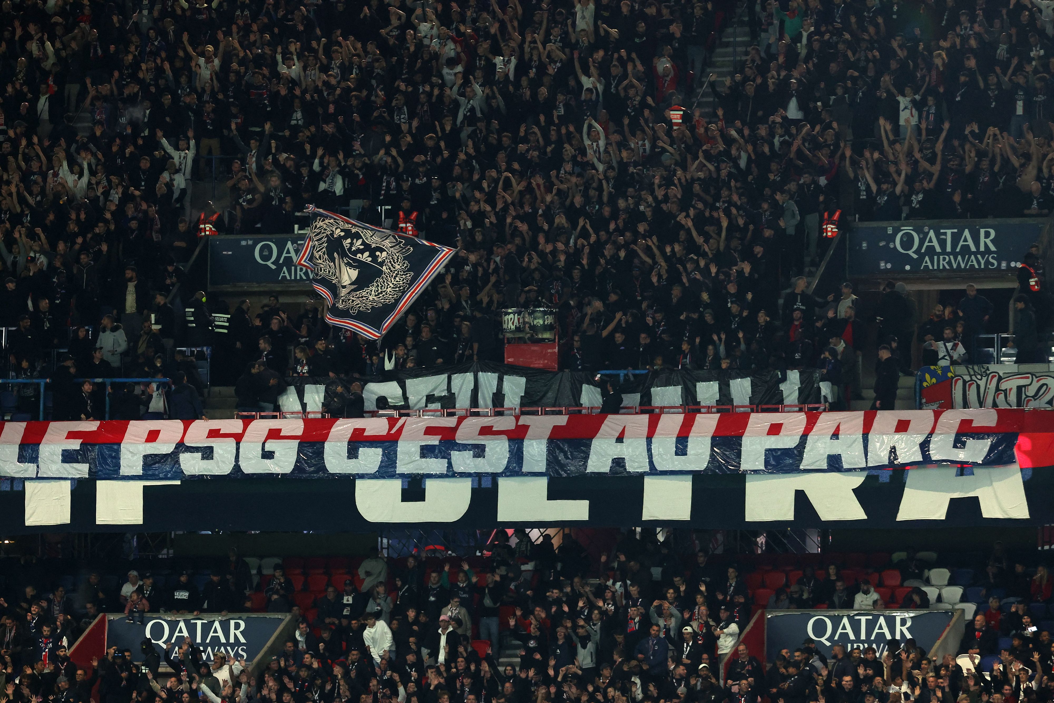 Une tribune de stade du PSG en partie fermée après des chants homophobes