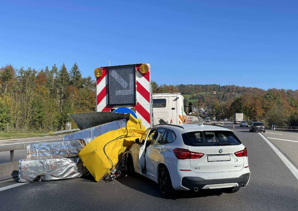 Une conductrice percute un camion de chantier sur l'autoroute