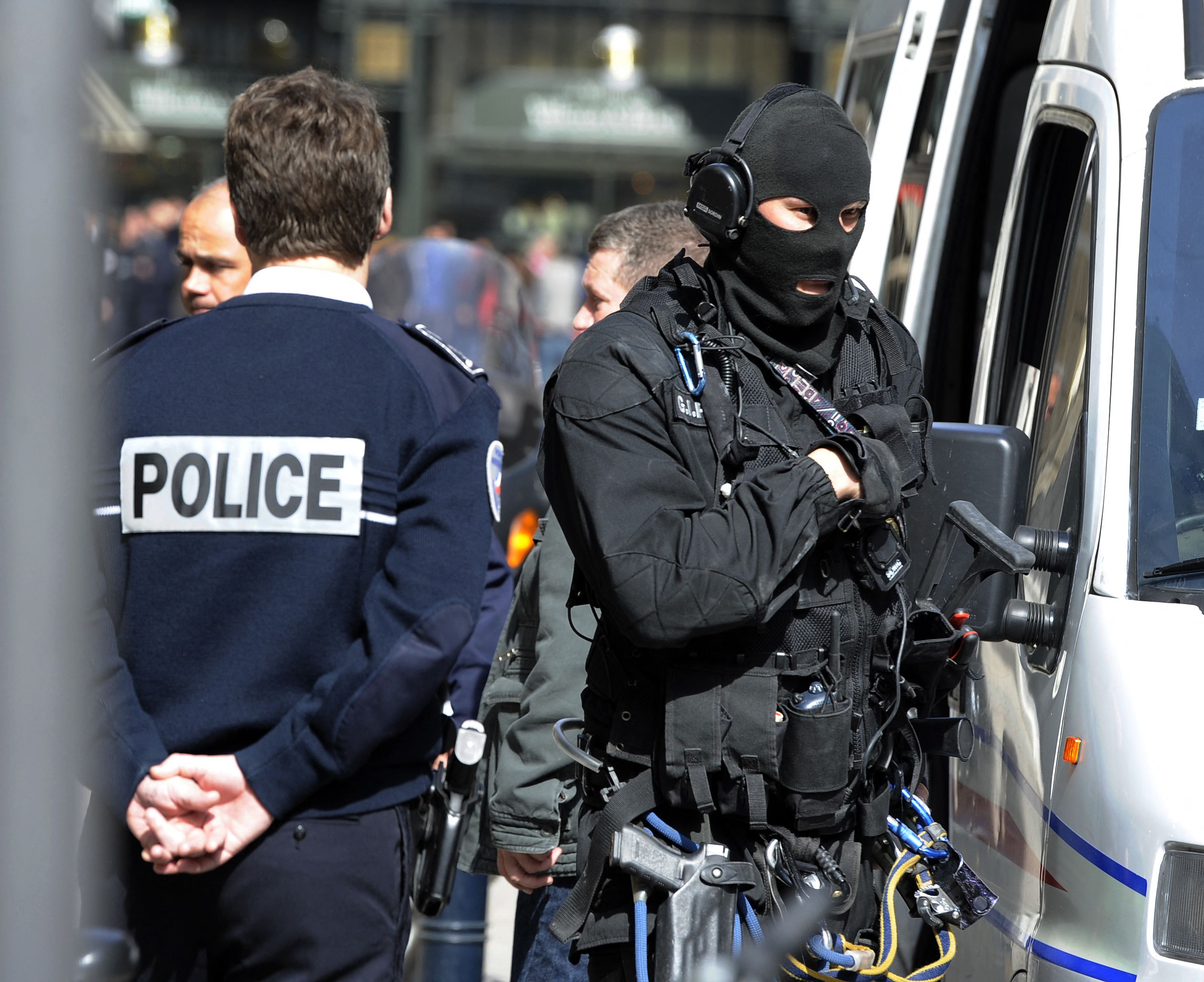 Des voleurs prennent en tenaille un fourgon, ils repartent bredouilles