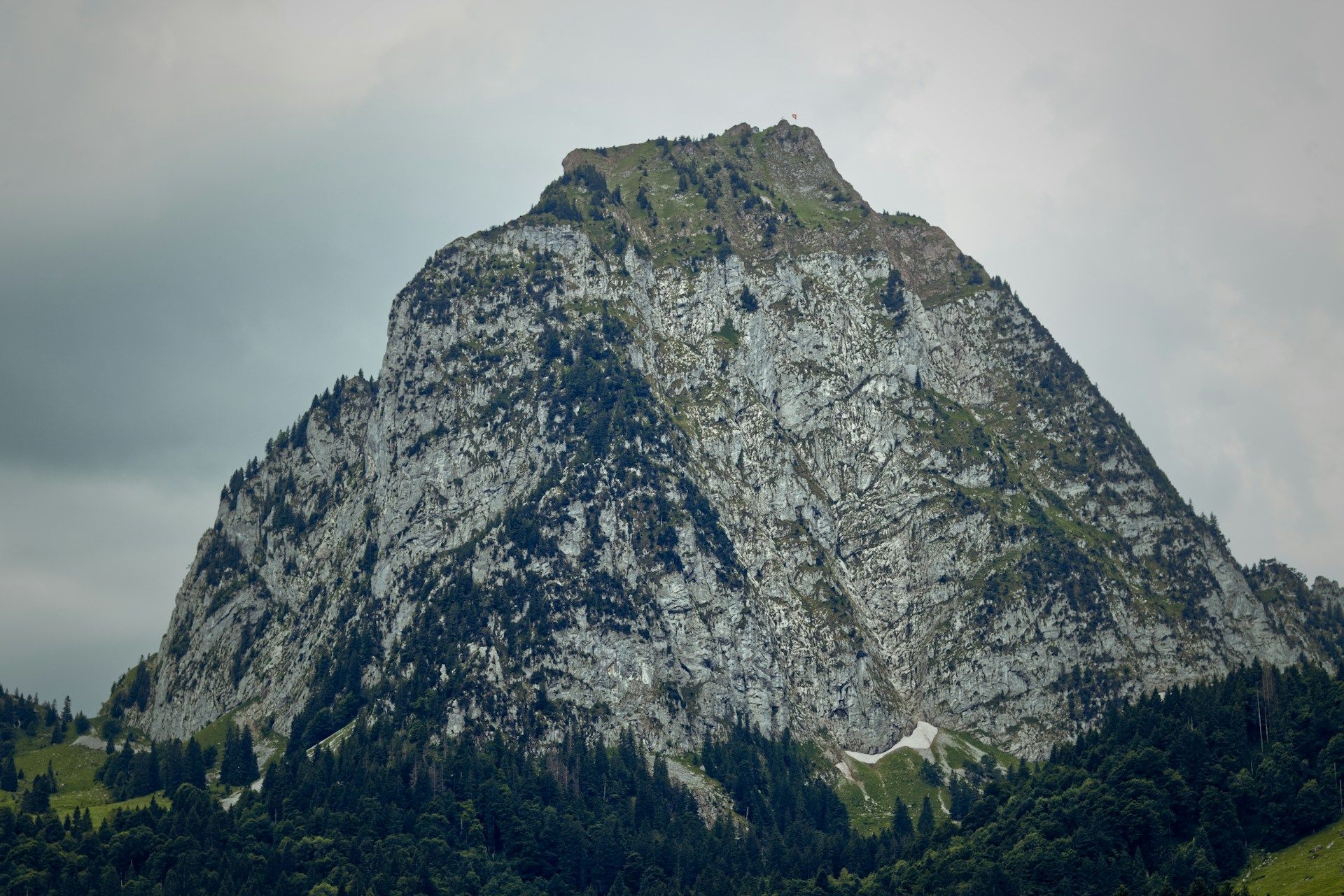 Un alpiniste chute de 200 mètres sur le Grosser Mythen