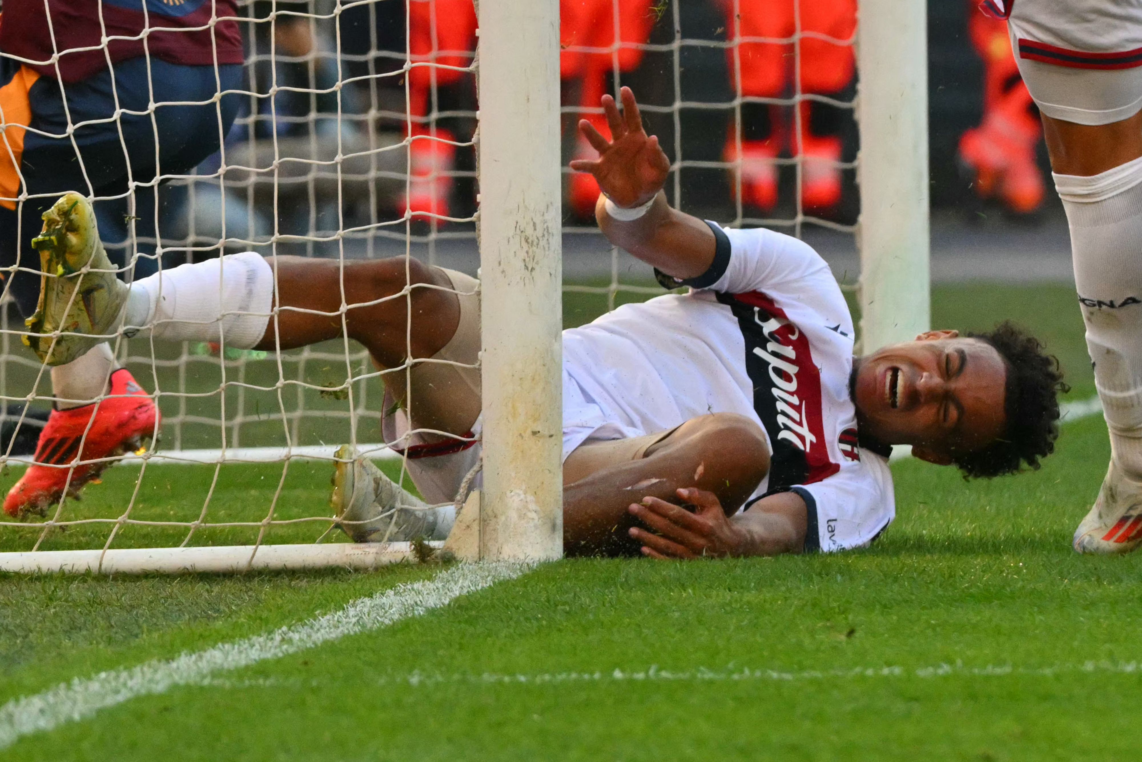 Dan Ndoye sorti sur civière après un violent choc au tibia